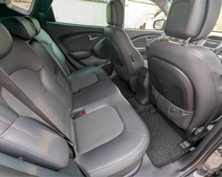 Черный Хендай их35, объемом двигателя 2 л и пробегом 200 тыс. км за 12650 $, фото 4 на Automoto.ua