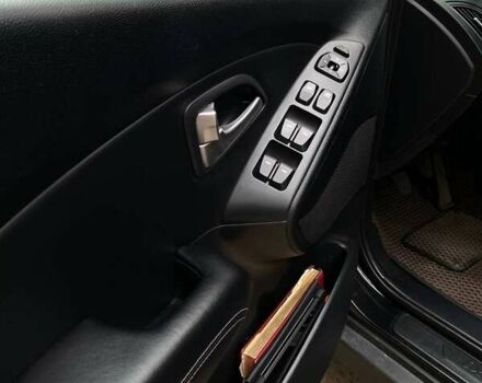 Черный Хендай их35, объемом двигателя 1.7 л и пробегом 277 тыс. км за 11800 $, фото 23 на Automoto.ua