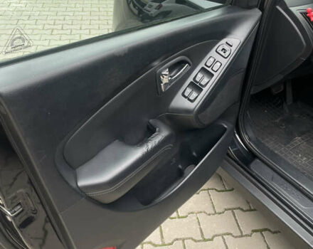 Черный Хендай их35, объемом двигателя 2 л и пробегом 179 тыс. км за 12000 $, фото 10 на Automoto.ua