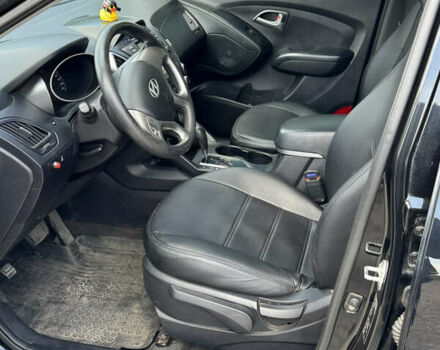 Черный Хендай их35, объемом двигателя 2 л и пробегом 121 тыс. км за 14000 $, фото 4 на Automoto.ua