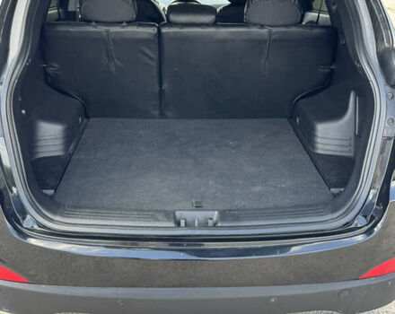 Черный Хендай их35, объемом двигателя 2 л и пробегом 121 тыс. км за 14000 $, фото 2 на Automoto.ua