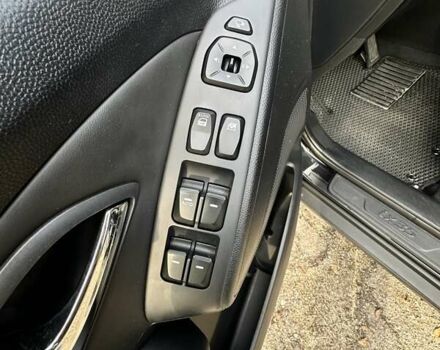 Черный Хендай их35, объемом двигателя 2 л и пробегом 137 тыс. км за 14000 $, фото 16 на Automoto.ua