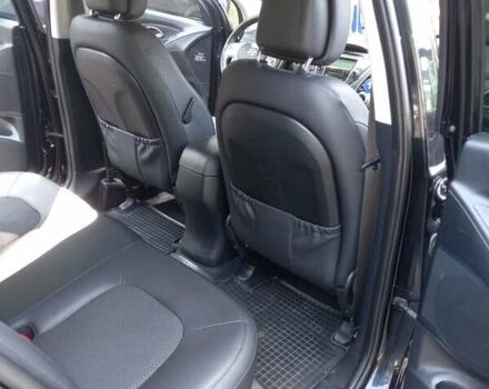 Черный Хендай их35, объемом двигателя 1.7 л и пробегом 300 тыс. км за 11000 $, фото 3 на Automoto.ua