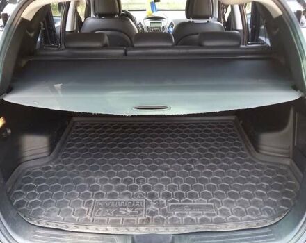 Черный Хендай их35, объемом двигателя 1.7 л и пробегом 300 тыс. км за 11000 $, фото 2 на Automoto.ua