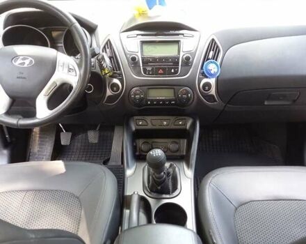 Черный Хендай их35, объемом двигателя 1.7 л и пробегом 300 тыс. км за 11000 $, фото 1 на Automoto.ua