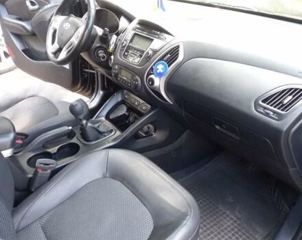 Черный Хендай их35, объемом двигателя 1.7 л и пробегом 300 тыс. км за 11000 $, фото 4 на Automoto.ua