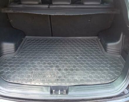 Черный Хендай их35, объемом двигателя 1.7 л и пробегом 300 тыс. км за 11000 $, фото 7 на Automoto.ua