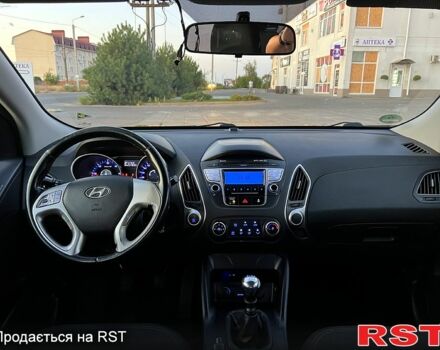 Черный Хендай их35, объемом двигателя 1.7 л и пробегом 230 тыс. км за 11200 $, фото 7 на Automoto.ua