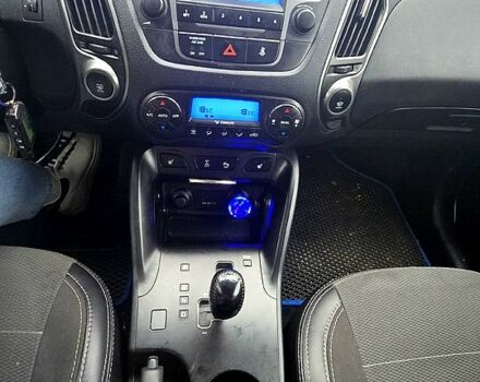 Черный Хендай их35, объемом двигателя 2 л и пробегом 152 тыс. км за 13000 $, фото 5 на Automoto.ua