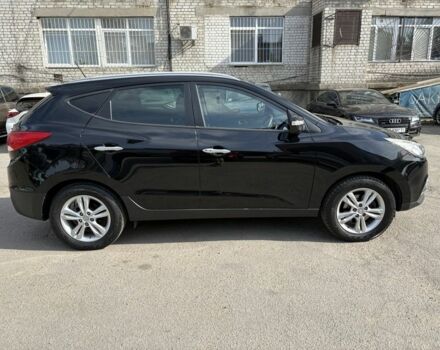 Черный Хендай их35, объемом двигателя 1.7 л и пробегом 128 тыс. км за 3900 $, фото 4 на Automoto.ua