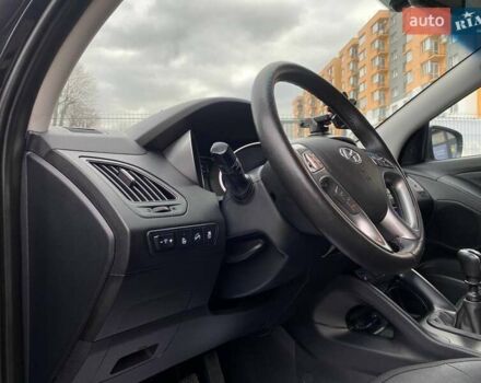 Черный Хендай их35, объемом двигателя 1.69 л и пробегом 194 тыс. км за 12500 $, фото 10 на Automoto.ua