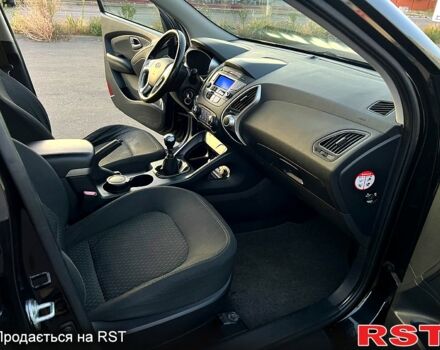 Черный Хендай их35, объемом двигателя 1.7 л и пробегом 230 тыс. км за 11200 $, фото 8 на Automoto.ua