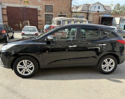 Черный Хендай их35, объемом двигателя 1.7 л и пробегом 128 тыс. км за 3900 $, фото 3 на Automoto.ua