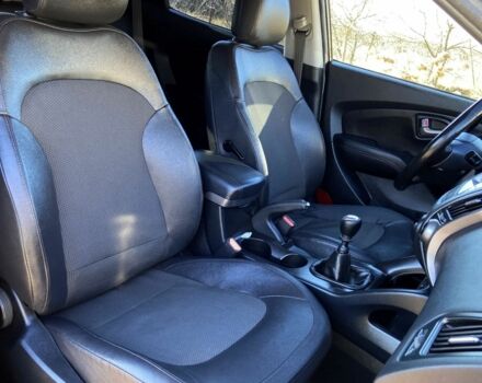 Черный Хендай их35, объемом двигателя 1.7 л и пробегом 189 тыс. км за 8900 $, фото 16 на Automoto.ua