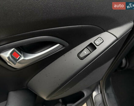 Чорний Хендай іх35, об'ємом двигуна 2 л та пробігом 240 тис. км за 15800 $, фото 24 на Automoto.ua