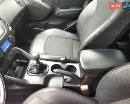 Черный Хендай их35, объемом двигателя 1.7 л и пробегом 252 тыс. км за 14900 $, фото 6 на Automoto.ua