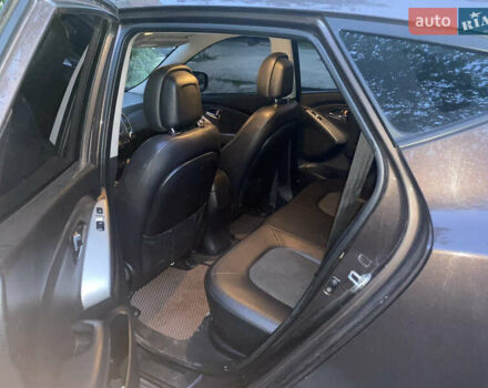 Коричневый Хендай их35, объемом двигателя 2 л и пробегом 240 тыс. км за 10000 $, фото 4 на Automoto.ua