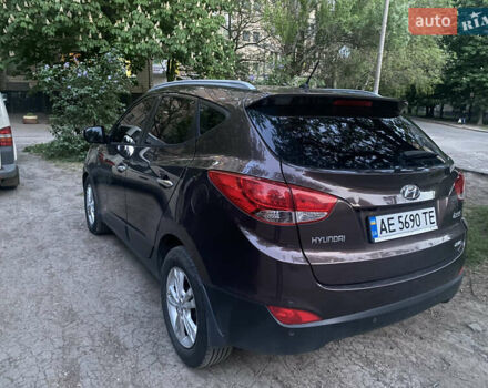 Коричневый Хендай их35, объемом двигателя 2 л и пробегом 240 тыс. км за 10000 $, фото 3 на Automoto.ua