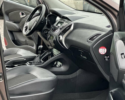 Коричневый Хендай их35, объемом двигателя 2 л и пробегом 209 тыс. км за 12200 $, фото 19 на Automoto.ua