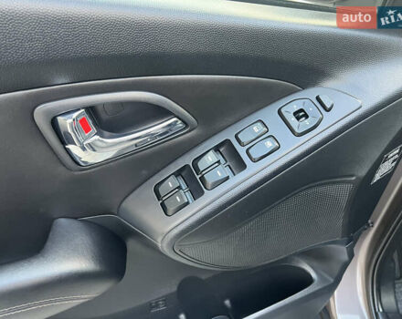 Коричневый Хендай их35, объемом двигателя 2 л и пробегом 136 тыс. км за 13999 $, фото 25 на Automoto.ua