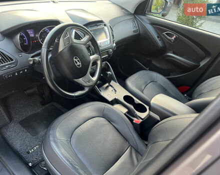 Коричневый Хендай их35, объемом двигателя 2 л и пробегом 136 тыс. км за 13999 $, фото 24 на Automoto.ua