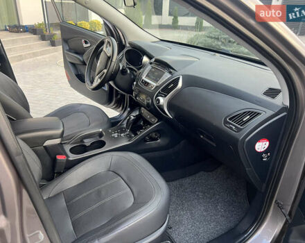 Коричневый Хендай их35, объемом двигателя 2 л и пробегом 136 тыс. км за 13999 $, фото 30 на Automoto.ua