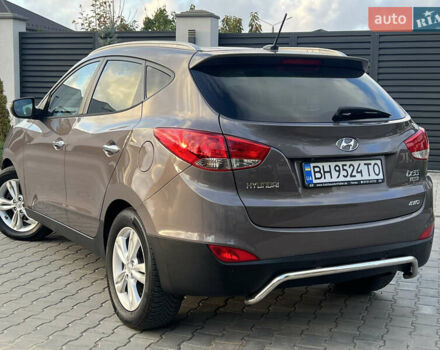 Коричневый Хендай их35, объемом двигателя 2 л и пробегом 136 тыс. км за 13999 $, фото 4 на Automoto.ua