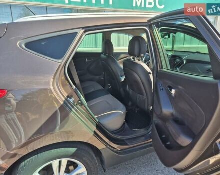 Коричневый Хендай их35, объемом двигателя 2 л и пробегом 115 тыс. км за 13000 $, фото 7 на Automoto.ua