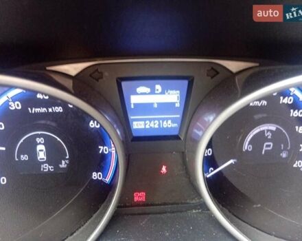 Коричневый Хендай их35, объемом двигателя 2 л и пробегом 244 тыс. км за 11800 $, фото 2 на Automoto.ua