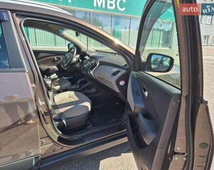 Коричневый Хендай их35, объемом двигателя 2 л и пробегом 115 тыс. км за 13000 $, фото 6 на Automoto.ua