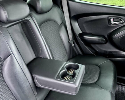 Коричневый Хендай их35, объемом двигателя 2 л и пробегом 257 тыс. км за 12618 $, фото 3 на Automoto.ua