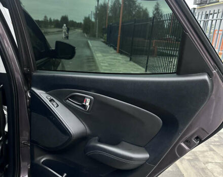 Коричневый Хендай их35, объемом двигателя 2 л и пробегом 257 тыс. км за 12618 $, фото 8 на Automoto.ua