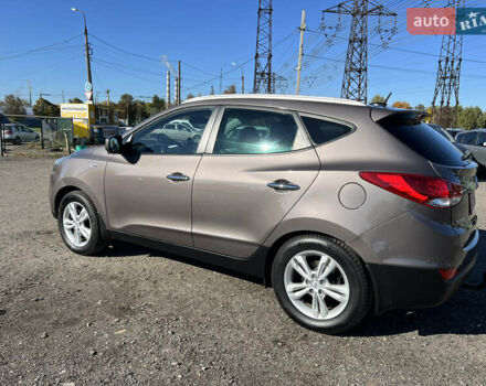 Коричневый Хендай их35, объемом двигателя 2 л и пробегом 184 тыс. км за 16450 $, фото 4 на Automoto.ua