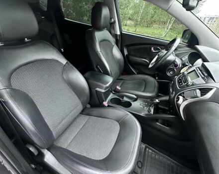 Коричневый Хендай их35, объемом двигателя 2 л и пробегом 257 тыс. км за 12618 $, фото 4 на Automoto.ua