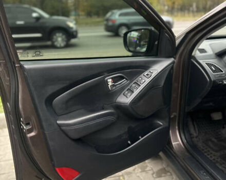 Коричневый Хендай их35, объемом двигателя 2 л и пробегом 257 тыс. км за 12618 $, фото 11 на Automoto.ua