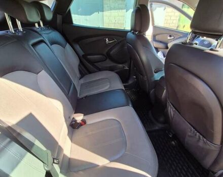 Коричневый Хендай их35, объемом двигателя 2 л и пробегом 115 тыс. км за 13000 $, фото 5 на Automoto.ua