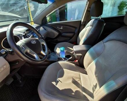 Коричневый Хендай их35, объемом двигателя 2 л и пробегом 115 тыс. км за 13000 $, фото 4 на Automoto.ua