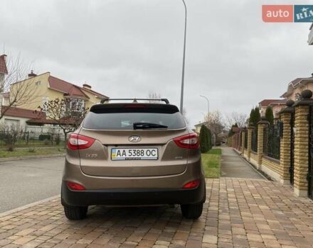 Коричневый Хендай их35, объемом двигателя 2 л и пробегом 63 тыс. км за 16000 $, фото 2 на Automoto.ua