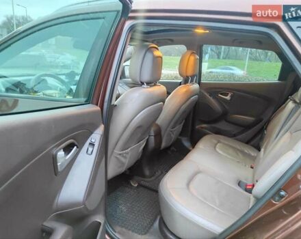 Коричневий Хендай іх35, об'ємом двигуна 2 л та пробігом 176 тис. км за 13700 $, фото 18 на Automoto.ua