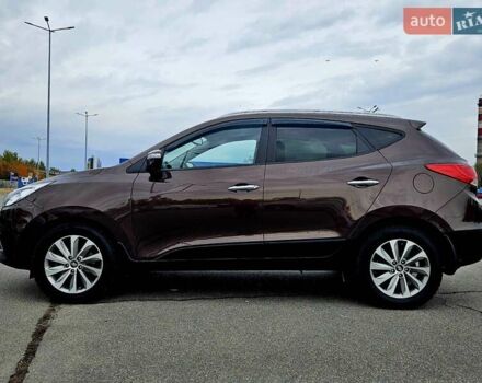 Коричневый Хендай их35, объемом двигателя 2 л и пробегом 146 тыс. км за 13300 $, фото 1 на Automoto.ua