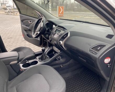 Коричневый Хендай их35, объемом двигателя 2 л и пробегом 185 тыс. км за 10615 $, фото 5 на Automoto.ua