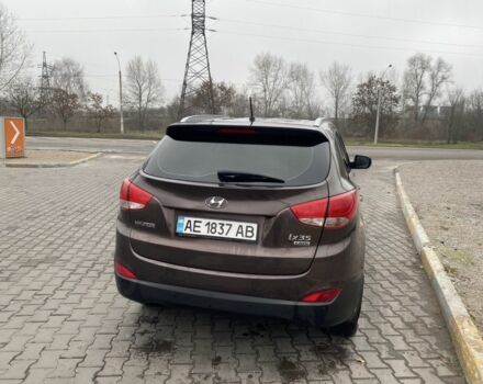 Коричневый Хендай их35, объемом двигателя 2 л и пробегом 185 тыс. км за 10615 $, фото 2 на Automoto.ua