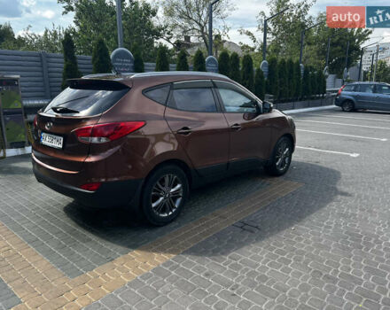 Коричневый Хендай их35, объемом двигателя 2 л и пробегом 132 тыс. км за 13500 $, фото 3 на Automoto.ua