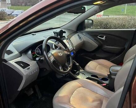Коричневий Хендай іх35, об'ємом двигуна 2 л та пробігом 176 тис. км за 13700 $, фото 14 на Automoto.ua