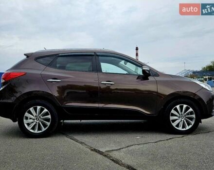 Коричневый Хендай их35, объемом двигателя 2 л и пробегом 146 тыс. км за 13300 $, фото 4 на Automoto.ua