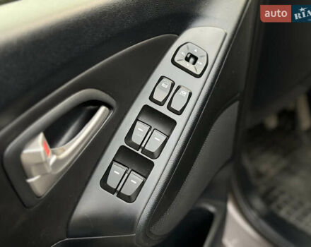 Коричневый Хендай их35, объемом двигателя 1.7 л и пробегом 217 тыс. км за 12499 $, фото 27 на Automoto.ua