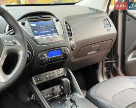 Коричневий Хендай іх35, об'ємом двигуна 2 л та пробігом 230 тис. км за 15300 $, фото 31 на Automoto.ua