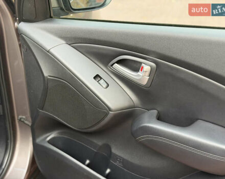 Коричневий Хендай іх35, об'ємом двигуна 2 л та пробігом 230 тис. км за 15300 $, фото 19 на Automoto.ua