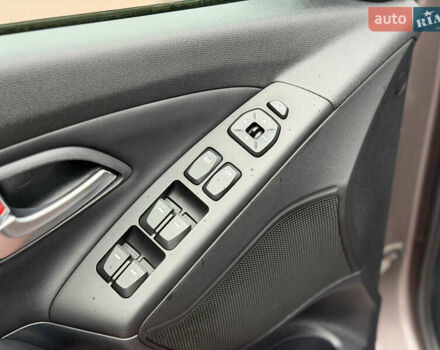 Коричневий Хендай іх35, об'ємом двигуна 2 л та пробігом 230 тис. км за 14300 $, фото 19 на Automoto.ua