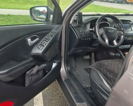 Коричневый Хендай их35, объемом двигателя 2 л и пробегом 218 тыс. км за 14000 $, фото 5 на Automoto.ua